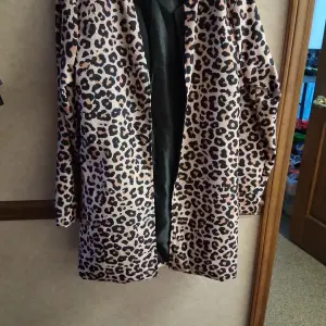 Womans Fashion Wear Long Jacket Yype Animal Print Med Chest Size 39"