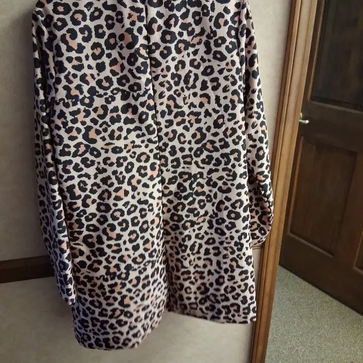 Womans Fashion Wear Long Jacket Yype Animal Print Med Chest Size 39"